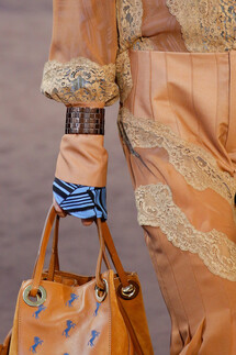 Details Chloé Fall 2018 Ready-to-Wear , Детали коллекции Хлоя осень зима 2018 , Fashion show , неделя моды в Париже , PFW , Paris Fashion Week , Mainstyles